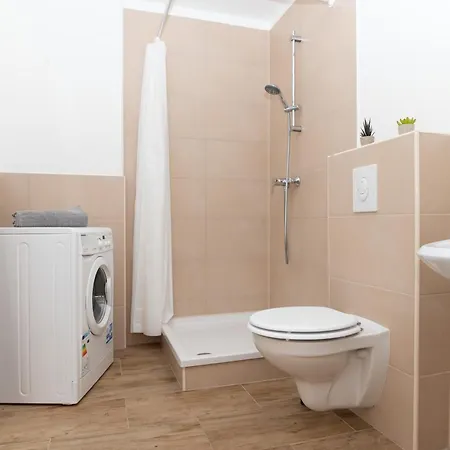 Helle Mit Balkon Perfekt Fuer Monteure Und Arbeiter Apartment